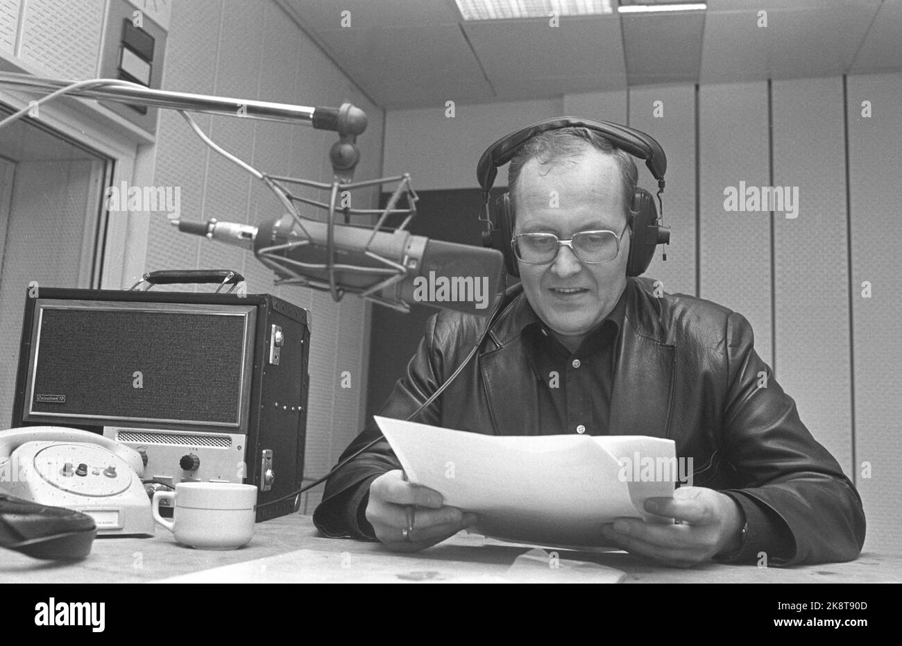 Oslo 19781120. NRK P-2 starts with test broadcasts. Program Secretary Ola Johnsrud receives the morning's first phone when NRK`s trial broadcast of 'Go Morn' on P-2 was started at. 05 in the morning. Microphones. Photo: Vidar Knai NTB / NTB Stock Photo